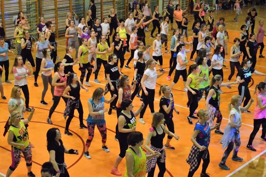 W Jędrzejowie 250 osób tańczyło zumbę, by pomóc Krystiankowi (wideo)