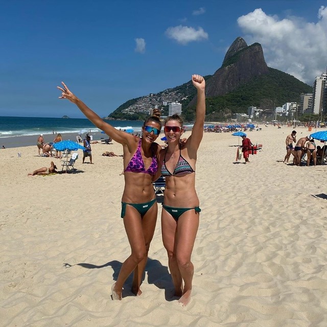 Kinga Wojtasik, reprezentująca barwy AZS UMCS Lublin (z lewej) razem ze swoją partnerką Katarzyną Kociołek podczas niedawnego zgrupowania w brazylijskim Rio de Janeiro