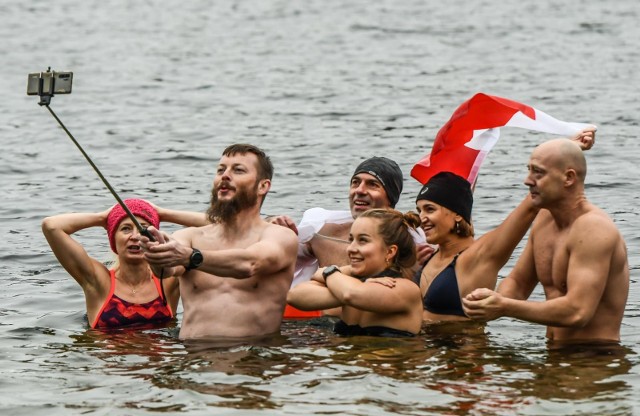 W świąteczny piątek 11 listopada morsy z Bydgoszczy i okolic spotkały się na plaży w Pieckach. Nieco niższa niż ostatnio temperatura z pewnością ucieszyła miłośników chłodnych kąpieli, którzy sporą grupą hartowali się w jeziorze. Tym razem - z okazji Święta Niepodległości - było też patriotycznie i kolorowo. I jak zawsze, wesoło. Zobaczcie zdjęcia z piątkowego morsowania >>>