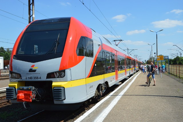 Trzy tysiące pasażerów dziennie korzystało we wrześniu z nowo utworzonych połączeń wojewódzkich w systemie pociąg plus autobus. Przez pierwszy miesiąc funkcjonowania tych tras sprzedano ponad 21 tysięcy biletów jednorazowych i półtora tysiąca miesięcznych, co, zdaniem Marszałka Województwa Łódzkiego Grzegorza Schreibera, jest wynikiem imponującym.WIĘCEJ INFORMACJI - KLIKNIJ DALEJ