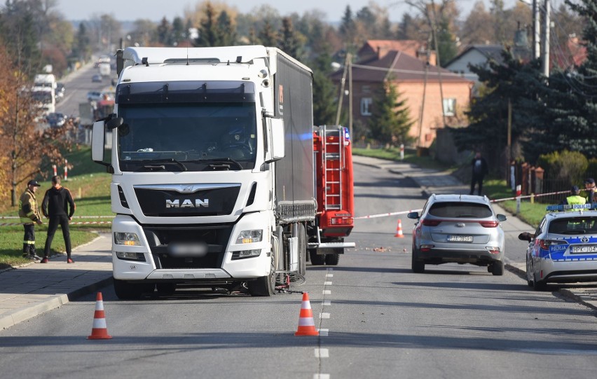 Wypadek w Radymnie. Pod kołami ciężarówki zginął 70-letni rowerzysta [ZDJĘCIA]