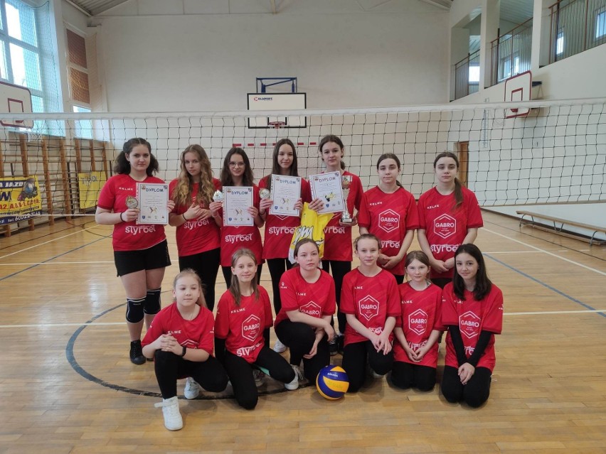 W Sukowie odbył się 13 Powiatowy Turniej Siatkówki Dziewcząt Szkół Podstawowych. Kto wygrał puchar burmistrza? Zobaczcie galerię zdjęć