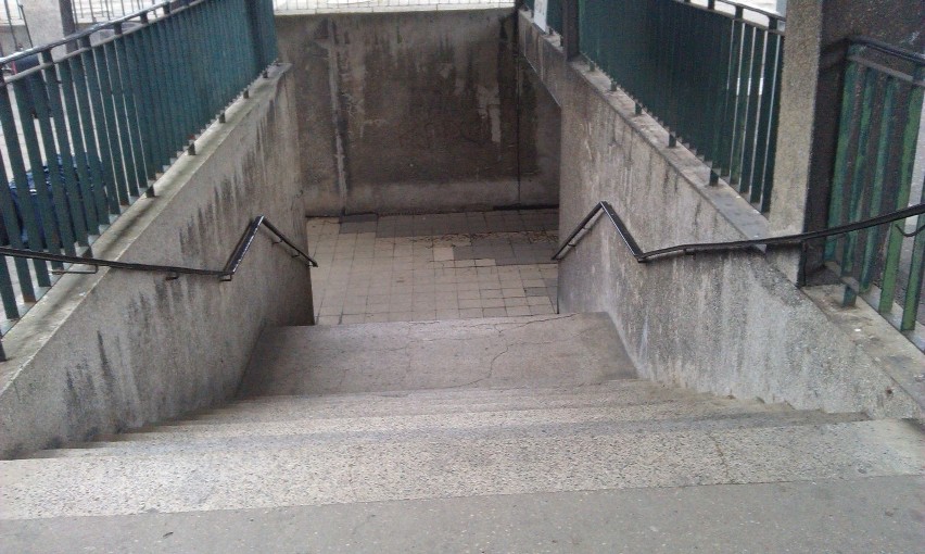 Zejście z peronu drugiego do głównego wyjścia na ul....