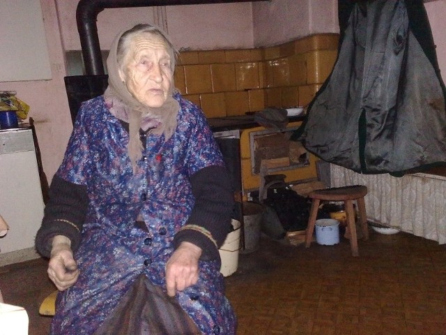 85-letnia  Łucja Małek w swoim  mieszkaniu w Radawiu