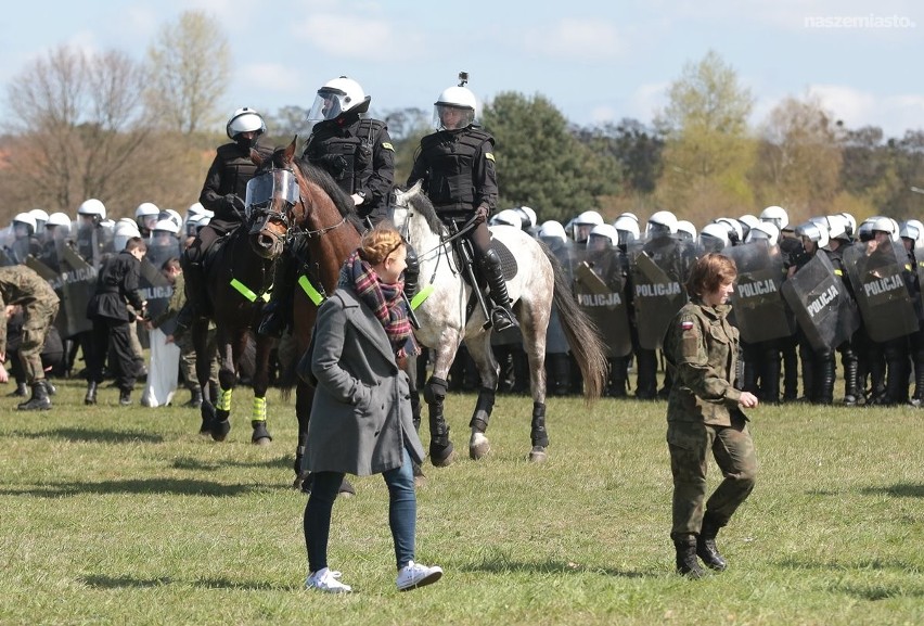 Ćwiczenia policyjnych koni i oddziału prewencji w Szczecinie [zdjęcia, wideo]