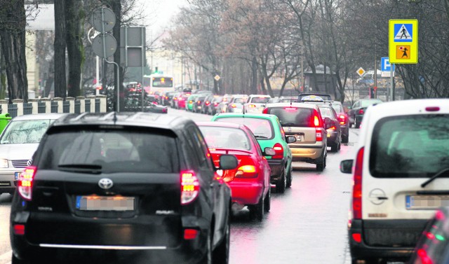Ulica Piastowska najbardziej zatłoczona jest po południu. Urzędnicy liczą, że nowa trasa udrożni tę ważną ulicę, ale nawet oni przyznają, że obecnie przyjęty wariant nie jest najkorzystniejszy.