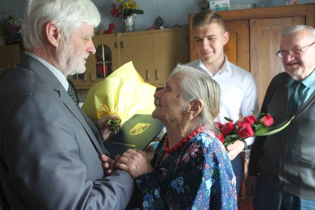 Gratulacje stu dwulatce Stefanii Pachli składa wicestarosta niżański Adam Mach w domu jubilatki