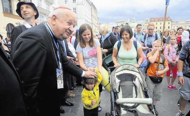 Pielgrzymów w drogę każdego roku wyprawia kard. Stanisław Dziwisz