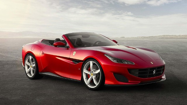 Ferrari PortofinoPod maską pracuje ośmiocylindrowa jednostka o pojemności 3.9 l i mocy 600 KM. Maksymalny moment obrotowy w tym przypadku to 760 Nm. Ferrari Portofino do 100 km/h przyspiesza w 3,5 sekundy, natomiast prędkość maksymalna wynosi 320 km/h. Fot. Ferrari