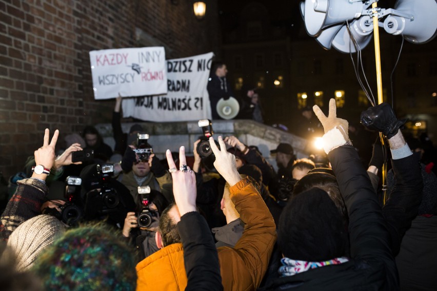 Kilkuset studentów protestowało na Rynku Głównym [ZDJĘCIA, WIDEO]