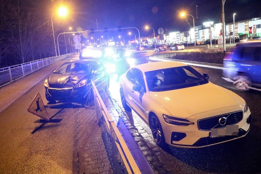 Wypadek na drodze na lotnisko. Samochód staranował bariery 