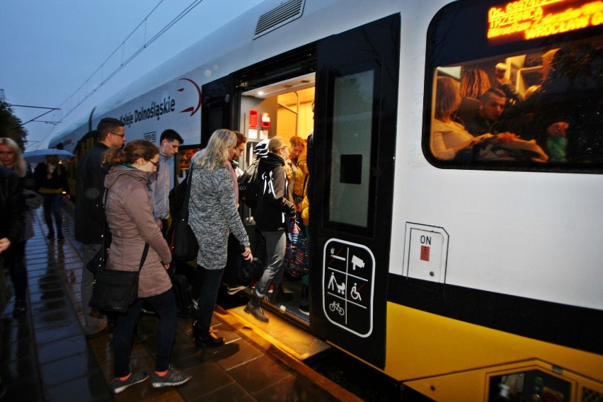 Tu nic się nie zmienia od lat. Do pociągu Trzebnica -...