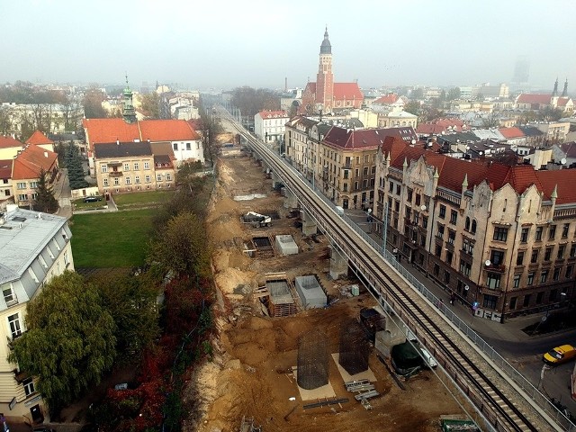 W całości rozebrany został już nasyp PKP na odcinku od ul. Kopernika do ul. Miodowej. - Od razu ruszyły prace przy budowie podpór, które będą utrzymywać kolejne tory - informują kolejarze.