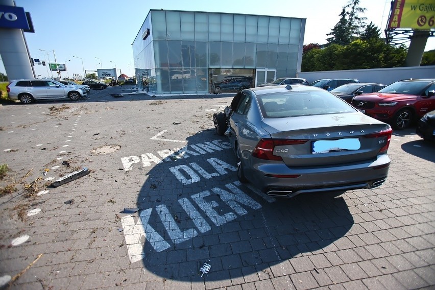 Wypadek w Bielanach. Mazda "wleciała" do salonu samochodowego