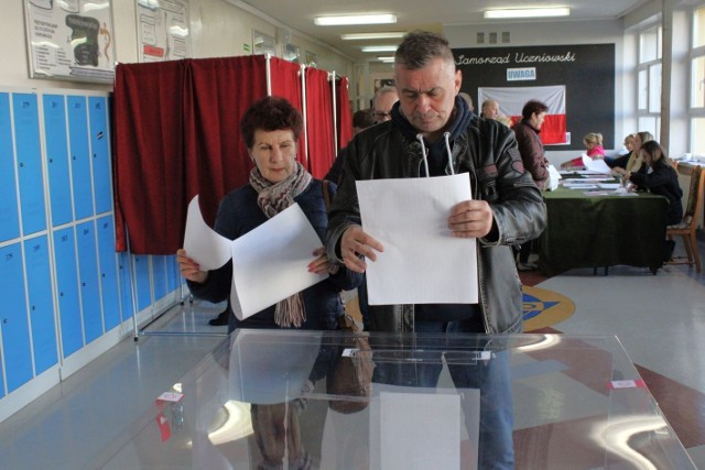 Trwa głosowanie w wyborach parlamentarnych 2023 i ogólnokrajowym referendum. Tak przebiega w Koszalinie.