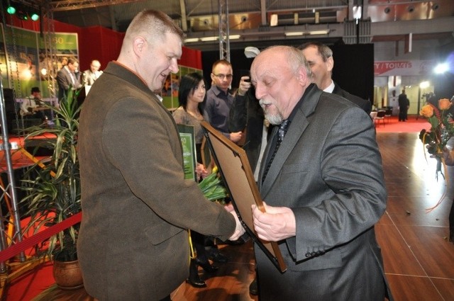 Rafał Lipka podczas gali w Kielcach odbierał nagrodę między innymi od wiceprezydenta Skarżyska-Kamiennej, byłego prezesa STS Stanisława Grzesiaka (z prawej).