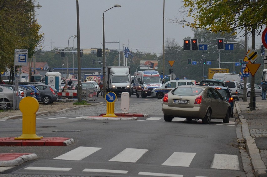 Wrocław: Auto zablokowało skrzyżowanie. Inni trąbili, a kierowca miał zawał (ZDJĘCIA)