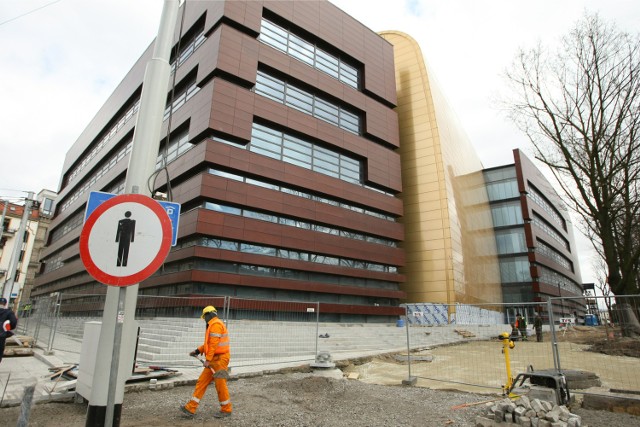 Narodowe Forum Muzyki zaplanowało już program artystyczny nowego sezonu. Koncerty odbywać się będą w nowoczesnym  budynku. Właśnie zniknęło ogrodzenie i możemy już podziwiać budynek NFM w pełnej okazałości od ul. Krupniczej