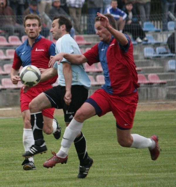 O piłkę walczą Patryk Dzieniszewski (z lewej) i Robert Rams (z prawej) - obrońcy LZS-u.