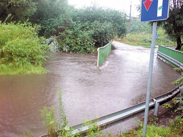 Wczoraj przed południem mostek nad Dzierżęcinką pomiędzy ulicami Batalionów Chłopskich i Bosmańską w Koszalinie cały zalany był wodami Dzierżęcinki (widok od ul. Batalionów Chłopskich w kierunku ul. Bosmańskiej). 