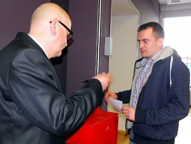 Z lewej Bogdan Kuffel, obok Marcin Wałdoch - trwa głosowanie na przewodniczącego rady ds. strategii