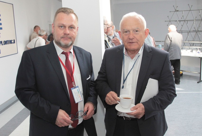 Marcin Dąbrowski (z lewej) z Leszkiem Millerem podczas...