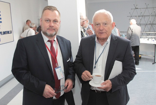 Marcin Dąbrowski (z lewej) z Leszkiem Millerem podczas radomskiej konwencji SLD.