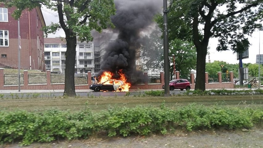Pożar samochodu na al. Piastów w Szczecinie. Straż pożarna w akcji [ZDJĘCIA]