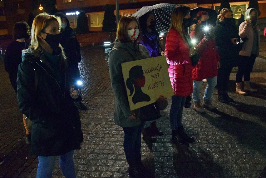 Protest kobiet w Stargardzie. Hymn Polski, Rota i polonez na Rynku Staromiejskim