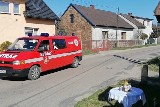 Ksiądz poświęcił pokarmy z samochodu w gminie Łazy. Pomagali mu strażacy OSP Rokitno Szlacheckie