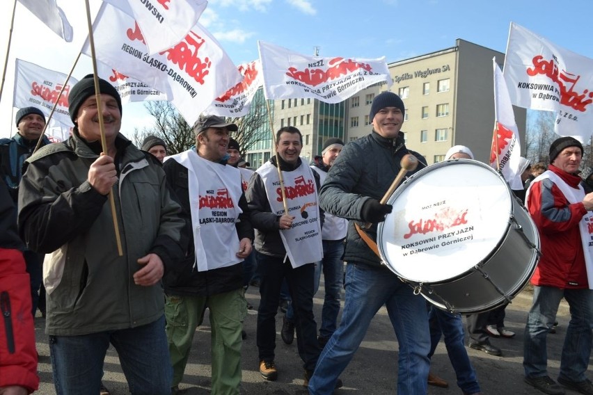 Strajk w JSW: górnicy Jas-Mos pod siedzibą spółki