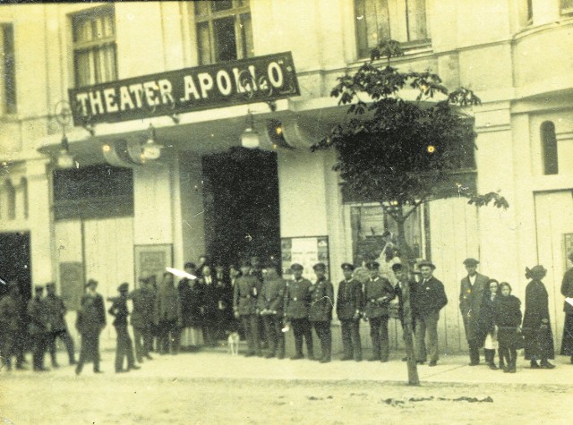 Niemcy stworzyli sobie w Białymstoku pozór codziennej stabilności. Grupa żołnierzy i cywilów przed kino - teatrem Apollo w 1916 roku.