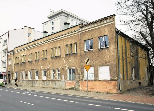 Tak dziś wygląda budynek przy ul. Branickiego 3. Radni mają spotykać się na pierwszym piętrze. Obradom można się będzie przyglądać z antresoli.