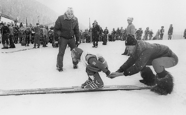 Zakopane, lata 80-te ubiegłego wieku. Piotr Fijas udziela lekcji młodemu adeptowi narciarstwa