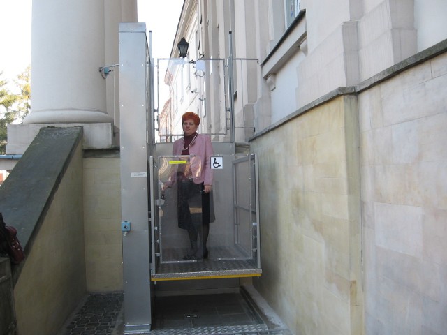 - Po zamontowaniu windy ludzie na wózkach będą mieli ułatwione wejście do naszej placówki &#8211;  mówi Halina Styczeń, zastępca dyrektora Muzeum imienia Jacka Malczewskiego