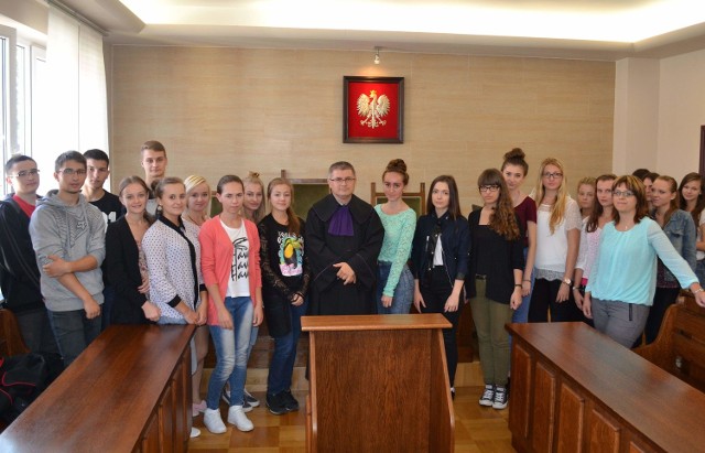 Sędzia Krzysztof Dembowski po raz kolejny poprowadził zajęcia z uczniami liceum i zaprosił ich na salę sądową.