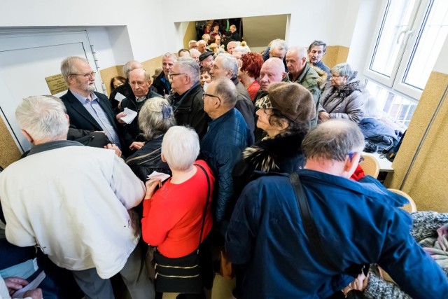 Jak co roku, zapisy na wczasy letnie oraz wycieczki krajowe i zagraniczne cieszyły się ogromnym zainteresowaniem seniorów. Tym razem przyszło ponad 350 osób.