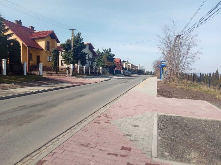 W gminie Michałowice powstała nowa nawierzchnia na drodze w...