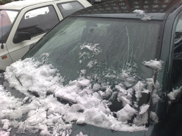 Spadający śnieg stłukł szybę w samochodzie zaparkowanym przy ul. H. Pobożnego w Słupsku.
