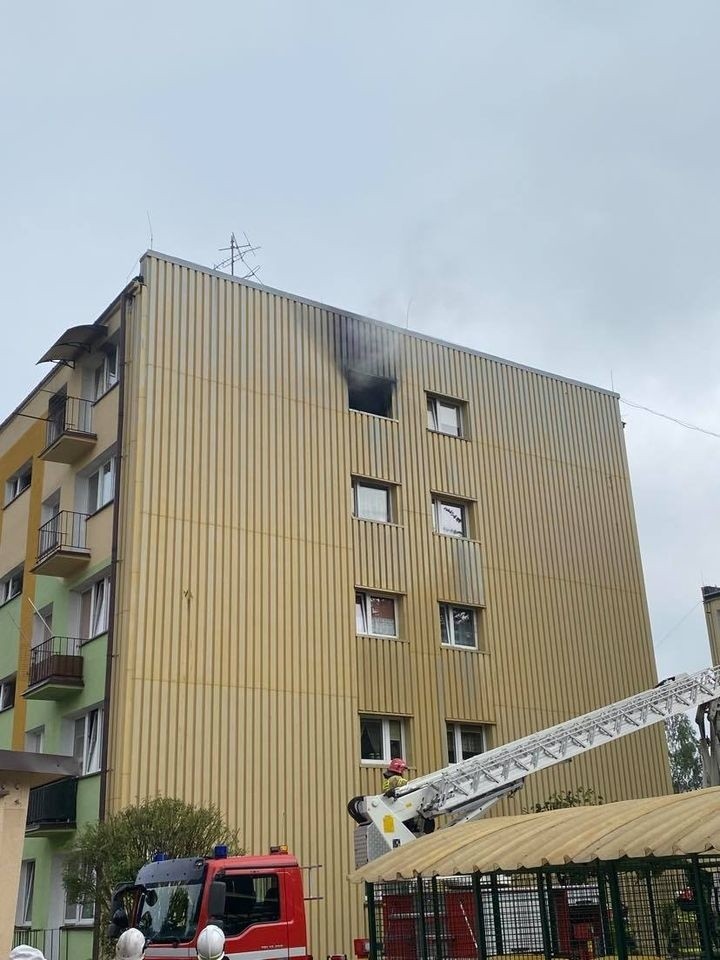 Pożar mieszkania w bloku w Stąporkowie. Ewakuowano ludzi! [WIDEO, ZDJĘCIA]