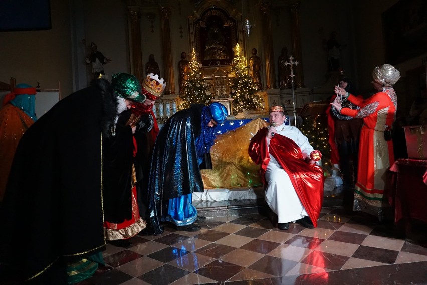 Orszak Trzech Króli w Magnuszewie. W kościele przedstawiono spektakl teatralny "Pasja" (ZDJĘCIA)