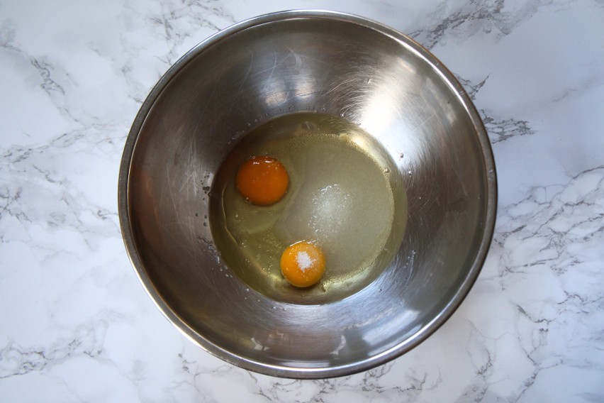 Jajka należy połączyć z białym cukrem kryształem.