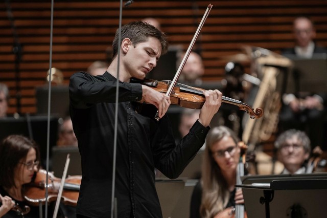 Sinfonietta Cracovia połączy siły z muzykami Filharmonii - orkiestry wystąpią w późnoromantycznym repertuarem (Brahms, Dvorák) pod batutą Toby'ego Thatchera oraz z udziałem dwóch młodych solistów: Jakuba Staszela oraz Michała Balasa.