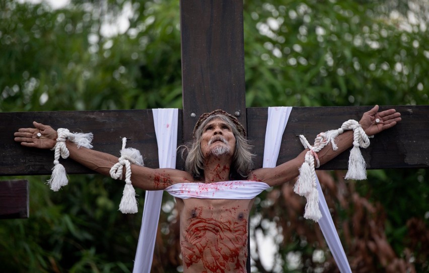 Filipiny: tradycyjne ukrzyżowania w Wielki Piątek [ZDJĘCIA] Tradycja, która budzi sprzeciw Kościoła, cieszy się niesłabnącą popularnością