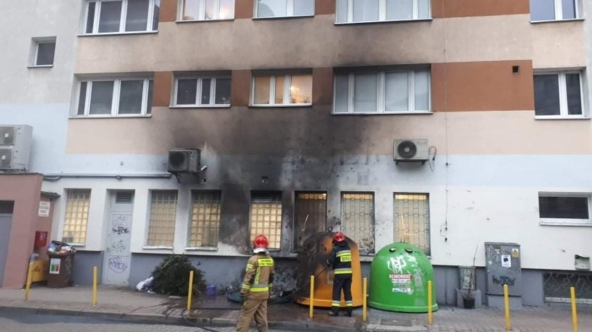 Podpalane pojemniki przy alei Wojska Polskiego w Szczecinie. Mieszkańcy czują się zagrożeni