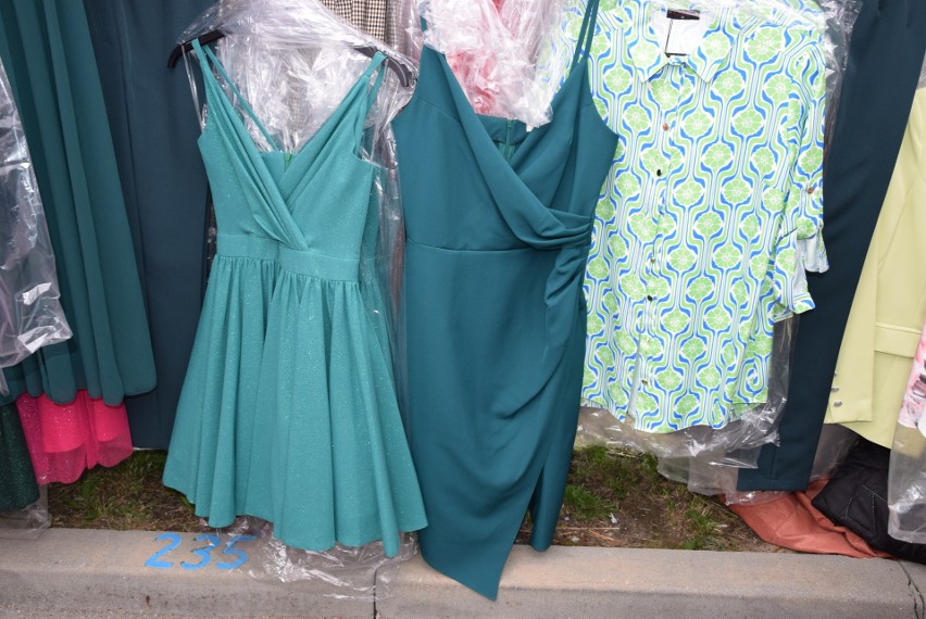 Mnóstwo letnich ubrań na targowisku przy ulicy Dworaka w Rzeszowie. Zobacz co się sprzedaje 17 lipca![ZDJĘCIA]
