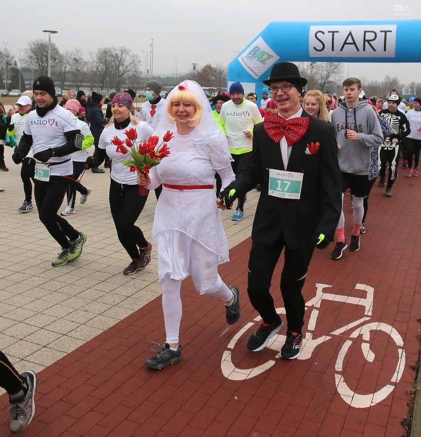 Walentynki na sportowo. Zakochani pobiegli trzymając się za ręce [zdjęcia]