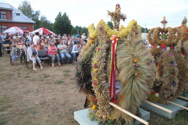 Na pierwszym planie najpiękniejszy wieniec dożynek z Koła Gospodyń Wiejskich z Szewc-Zawady.