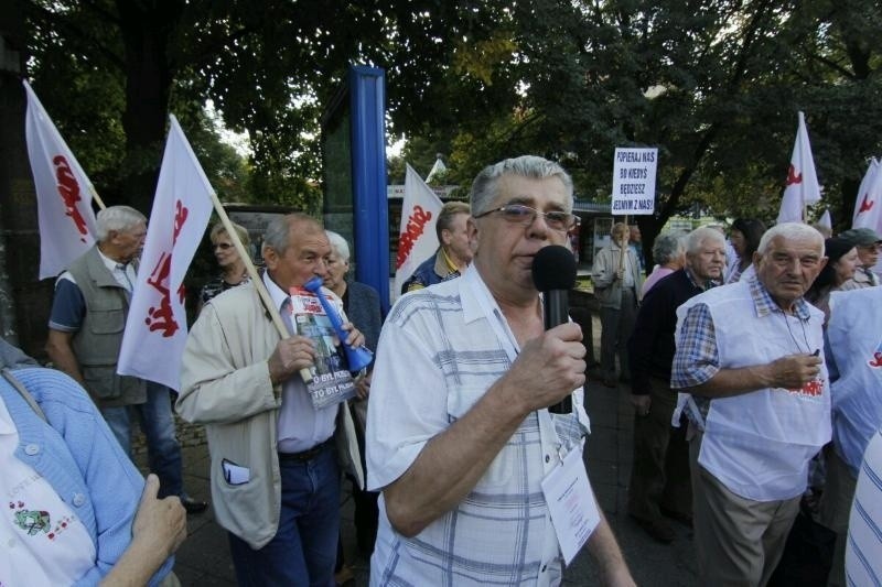 Protest emerytów na ul. Curie-Skłodowskiej