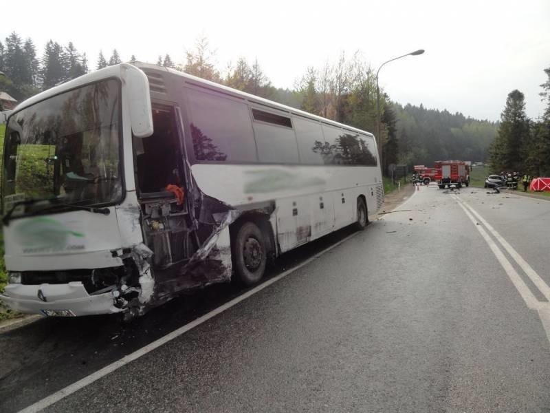 Mochnaczka Wyżna/Krzyżówka. Wypadek na drodze krajowej nr 75. Nie żyje jedna osoba [ZDJĘCIA]